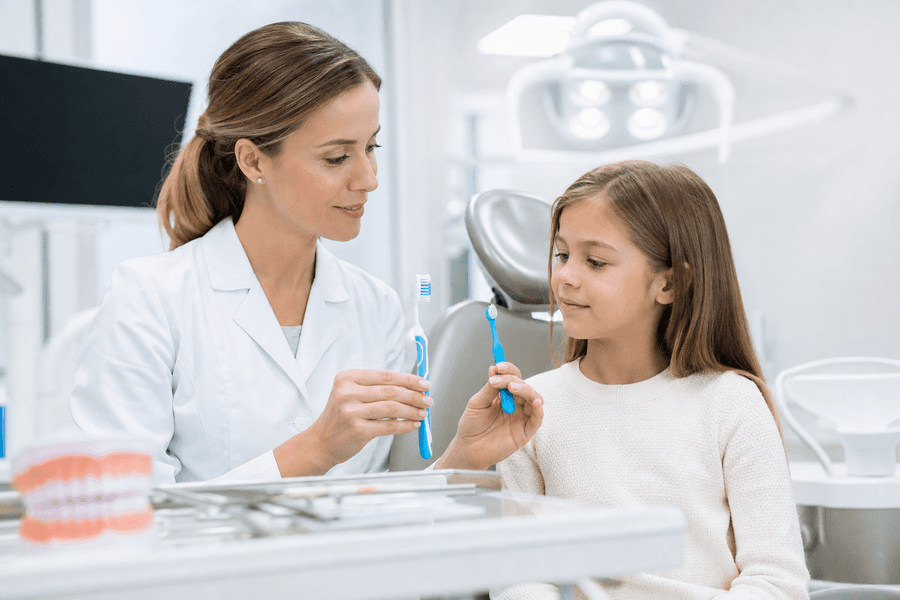 Elige el cepillo dental adecuado para cada etapa: niños usan mangos cortos con cerdas suaves; adultos, cepillos que alcancen áreas difíciles, evitando problemas.