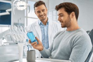 Cuida tu higiene bucal: además del dentífrico, el enjuague es clave. Ingredientes como el fluoruro y aceites esenciales combaten caries y aportan frescura. Usa con moderación y consulta a tu dentista.