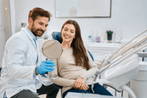El blanqueamiento dental mejora tu sonrisa y salud oral, cuidando el esmalte y detectando problemas. Obtén resultados seguros y sorprendentes. ¡Es bienestar!
