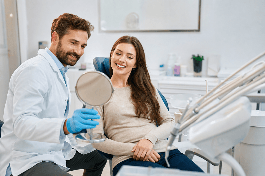 El blanqueamiento dental mejora tu sonrisa y salud oral, cuidando el esmalte y detectando problemas. Obtén resultados seguros y sorprendentes. ¡Es bienestar!