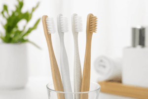 Redescubre la higiene bucal con cepillos biodegradables. Usa materiales sostenibles y cuida el planeta para las futuras generaciones. ¡Actúa ya!