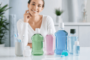 Descubre cómo los colutorios diarios mejoran tu higiene bucal: complementan el cepillado, previenen caries, cuidan las encías y refrescan el aliento.